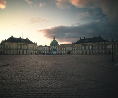 Kopenhag 'daki Amalienborg Sarayı Gökyüzü Altında
