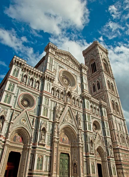 Meravigliosi colori del cielo in Piazza del Duomo — Foto Stock