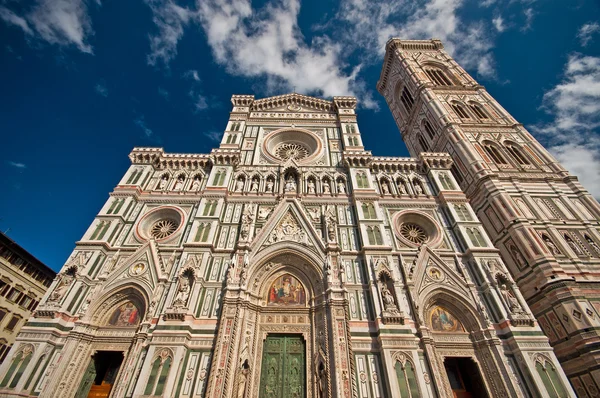 Maravillosos colores del cielo en Piazza del Duomo — Foto de Stock