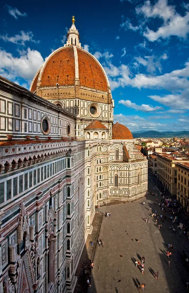 Wunderbare Himmelsfarben auf der Piazza del Duomo — Stockfoto