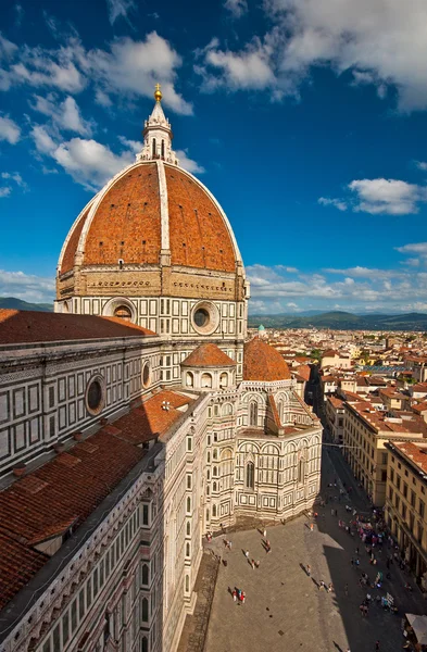 Wunderbare Himmelsfarben auf der Piazza del Duomo — Stockfoto