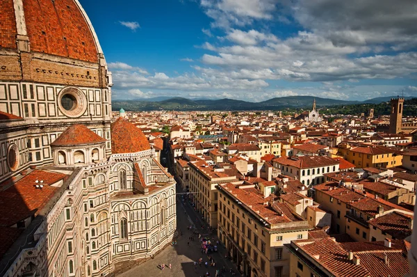 Wunderbare Himmelsfarben auf der Piazza del Duomo — Stockfoto