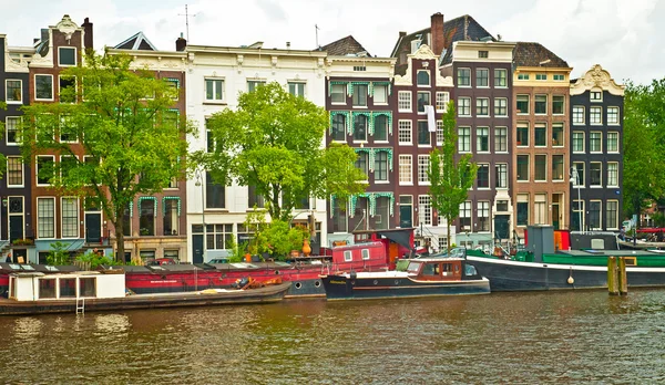 Kanaal met huis en boten op het water — Stockfoto