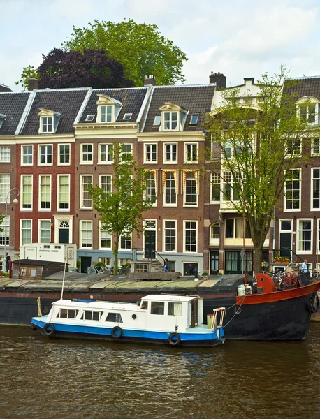 Canal avec maison et bateaux sur l'eau — Photo