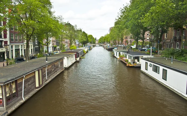 Canal com casa e barcos na água — Fotografia de Stock