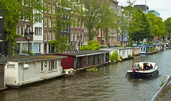 Kanaal met huis en boten op het water — Stockfoto