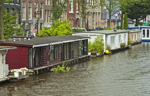 Canal com casa e barcos na água — Fotografia de Stock