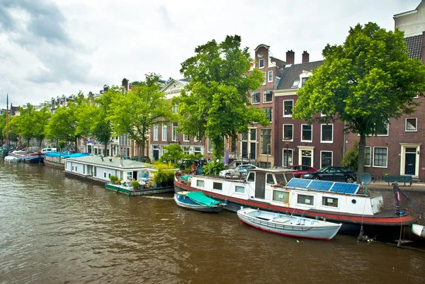 运河与房子和上水的船 — 图库照片