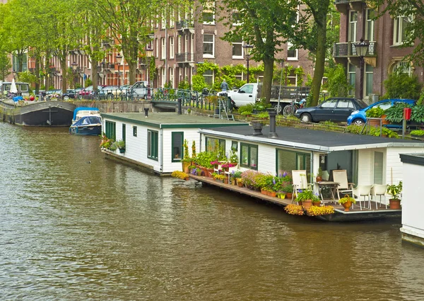 Grachten van Amsterdam op de zomer — Stockfoto