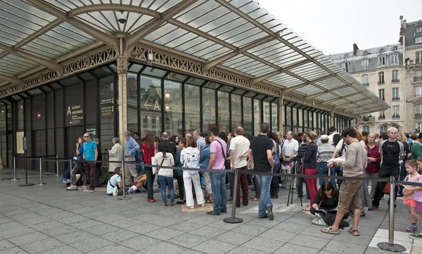Turystyczny czeka przed Musee d'Orsay — Zdjęcie stockowe