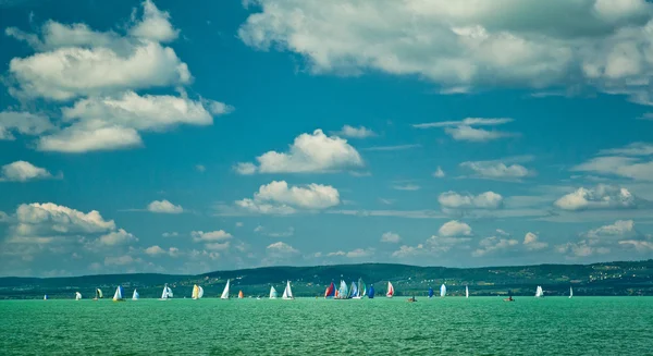 Lac Balaton lumineux et vif — Photo