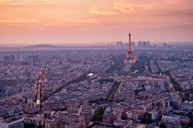 gün batımında Paris'te Eyfel Kulesi