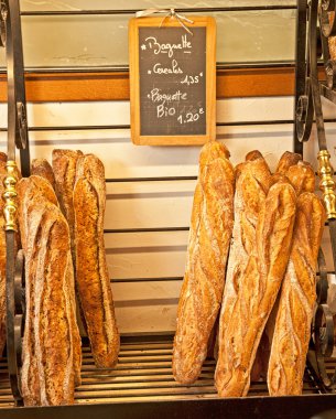 Raflarda ekmek somun