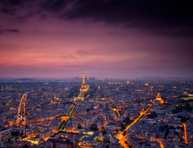 gün batımında Paris'te Eyfel Kulesi
