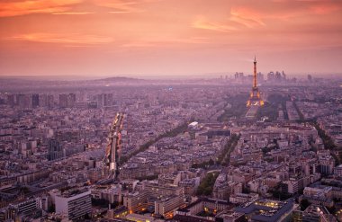 gün batımında Paris'te Eyfel Kulesi