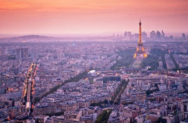 gün batımında Paris'te Eyfel Kulesi