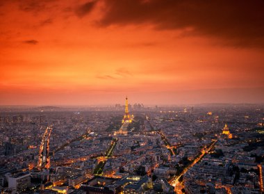 gün batımında Paris'te Eyfel Kulesi