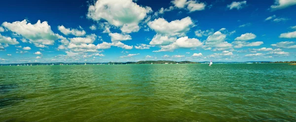 Brilhante e vívido Lago Balaton — Fotografia de Stock