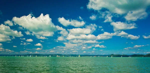 Brilhante e vívido Lago Balaton — Fotografia de Stock