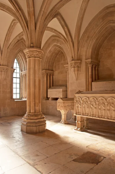 Tombeau du roi Pedro Ier dans le monastère d'Alcobaca — Photo