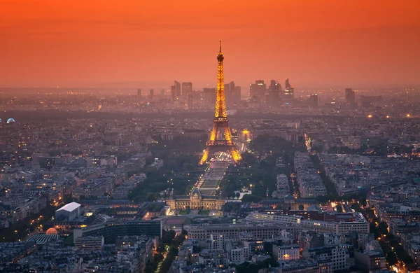 Torre Eiffel em Paris ao pôr-do-sol — Fotografia de Stock