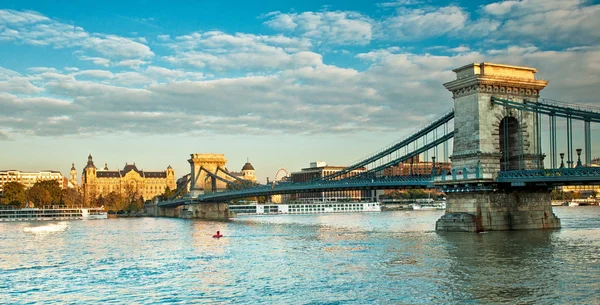 Chain Bridge la apus de soare colorat — Fotografie, imagine de stoc