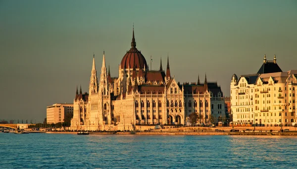 Şafakla Macaristan Parlamentosu'nun — Stok fotoğraf