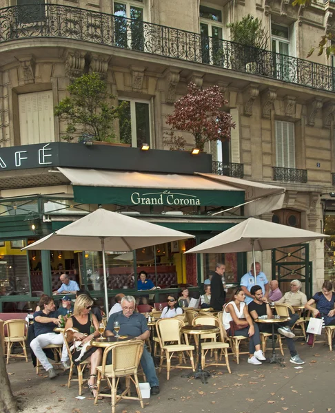 Типичный бар в старом городе Парижа — стоковое фото