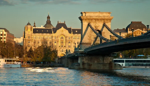 Puente de la cadena al atardecer colorido — Foto de Stock