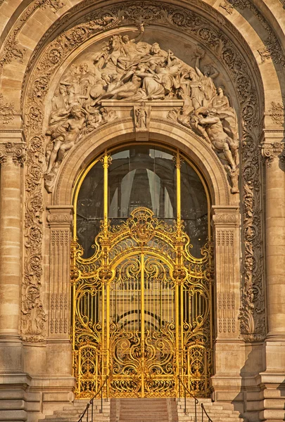 La puerta del famoso museo Petit Palais — Foto de Stock