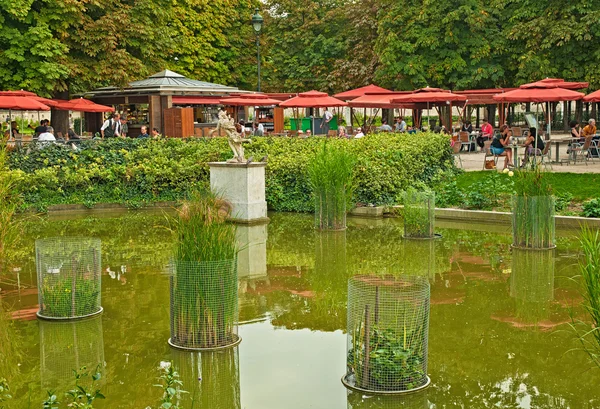 Терраса кафе в саду Тюильри в Париже — стоковое фото