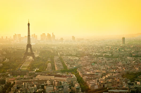 Eiffelturm in Paris bei Sonnenuntergang — Stockfoto