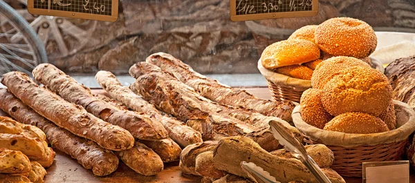 Loafs de pan en estantes —  Fotos de Stock