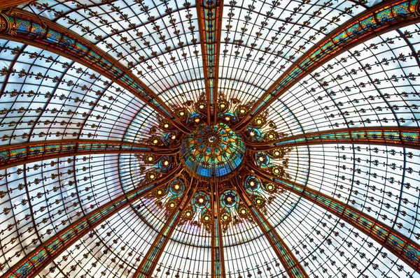 Galeries Lafayette interiör i Paris — Stockfoto