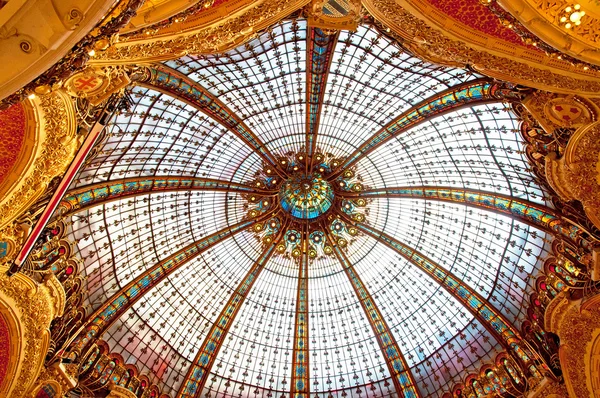 Galeries Lafayette interiör i Paris — Stockfoto