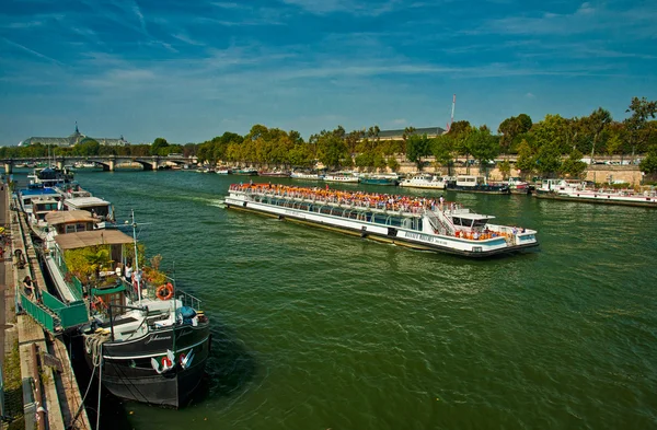 Barco flotando en el río, París — Foto de Stock