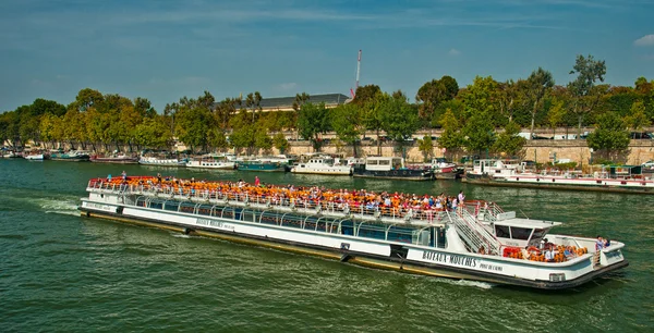 Loď plující na řece, Paříž — Stock fotografie