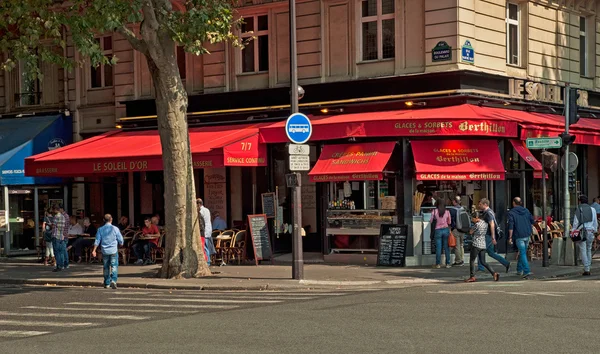 Типичный бар в старом городе Парижа — стоковое фото