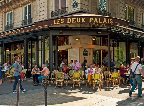 Typiska bar i gamla stan i Paris — Stockfoto