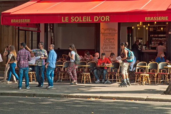 典型的酒吧在巴黎旧镇 — 图库照片