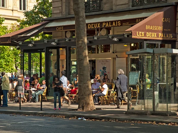 Typiska bar i gamla stan i Paris — Stockfoto