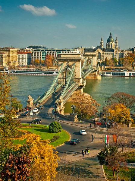 Bonita vista sobre el Puente de las Cadenas en Budapest — Foto de Stock