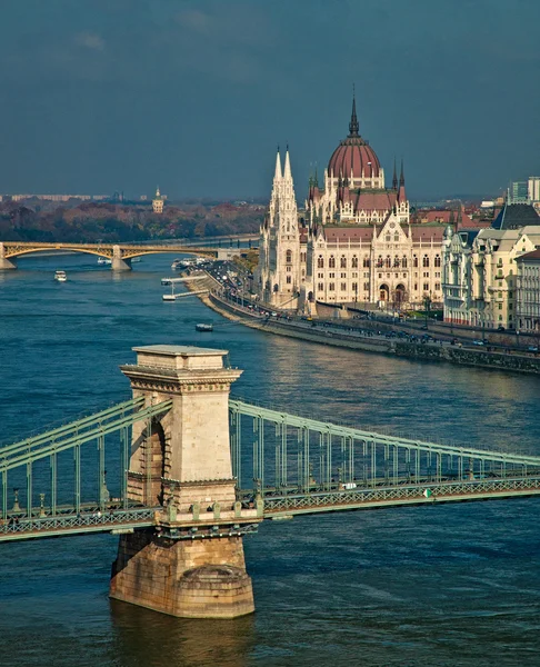 Bonita vista sobre el Puente de las Cadenas en Budapest — Foto de Stock