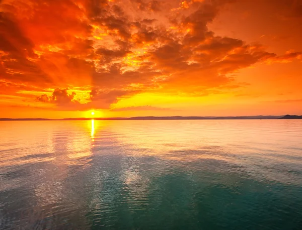 Tramonto d'oro sul lago — Foto Stock