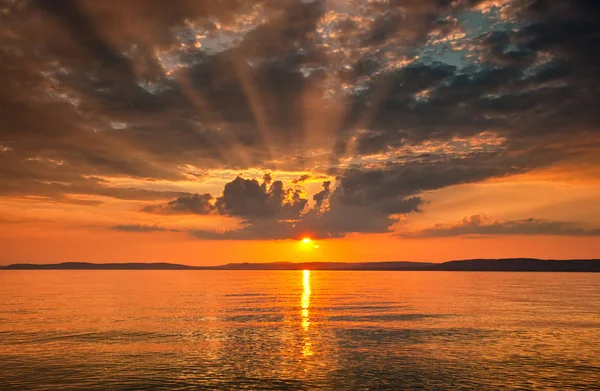 Pôr do sol dourado sobre o lago — Fotografia de Stock