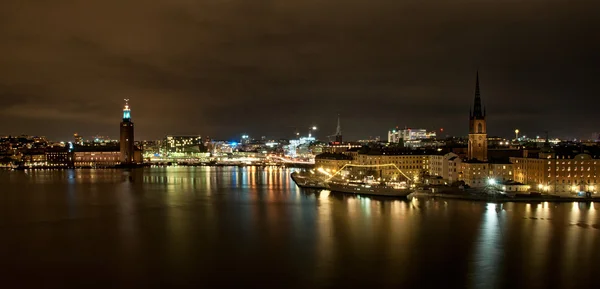 Schöne Abendstadtlandschaft — Stockfoto