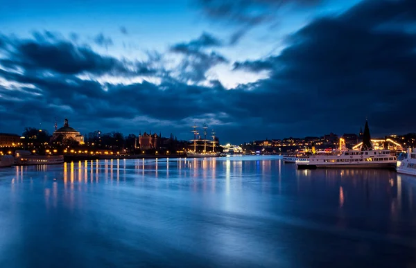 Bellissimo paesaggio urbano serale — Foto Stock