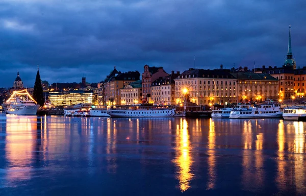 Schöne Abendstadtlandschaft — Stockfoto