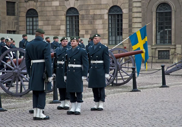 ストックホルム、スウェーデンの国旗の除去 — ストック写真