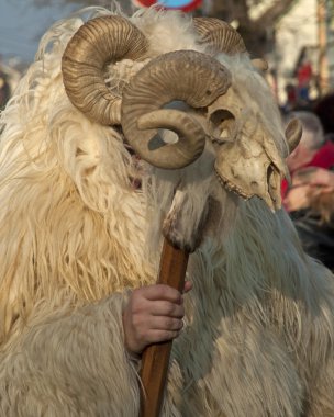 Maskeli Mohacsi Busojaras karnavalında tanımlanamayan kişi
